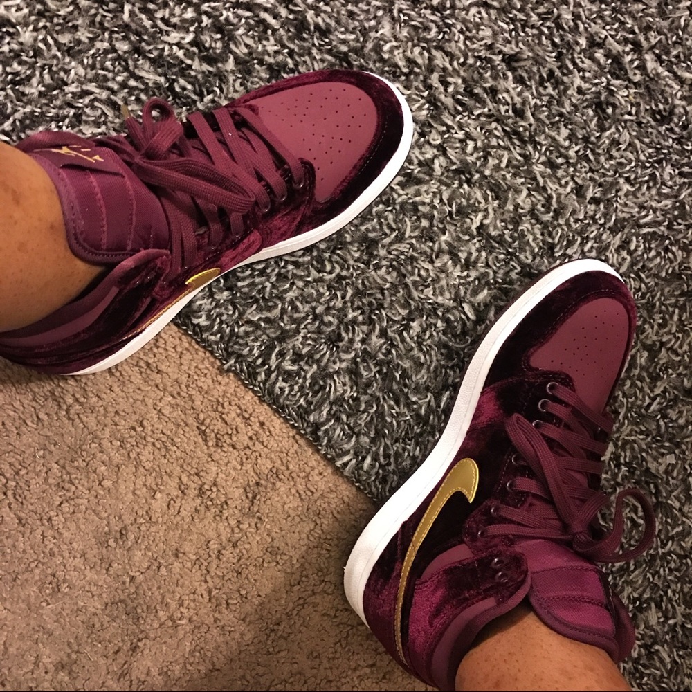 Air Jordan 1 Velvet Night Maroon Gold Size 6.5Y